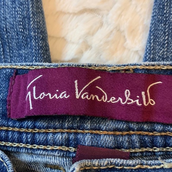 Gloria Vanderbilt Denim Capris in Size 6. EUC. Standard 5-pockets.​ - Picture 2 of 6